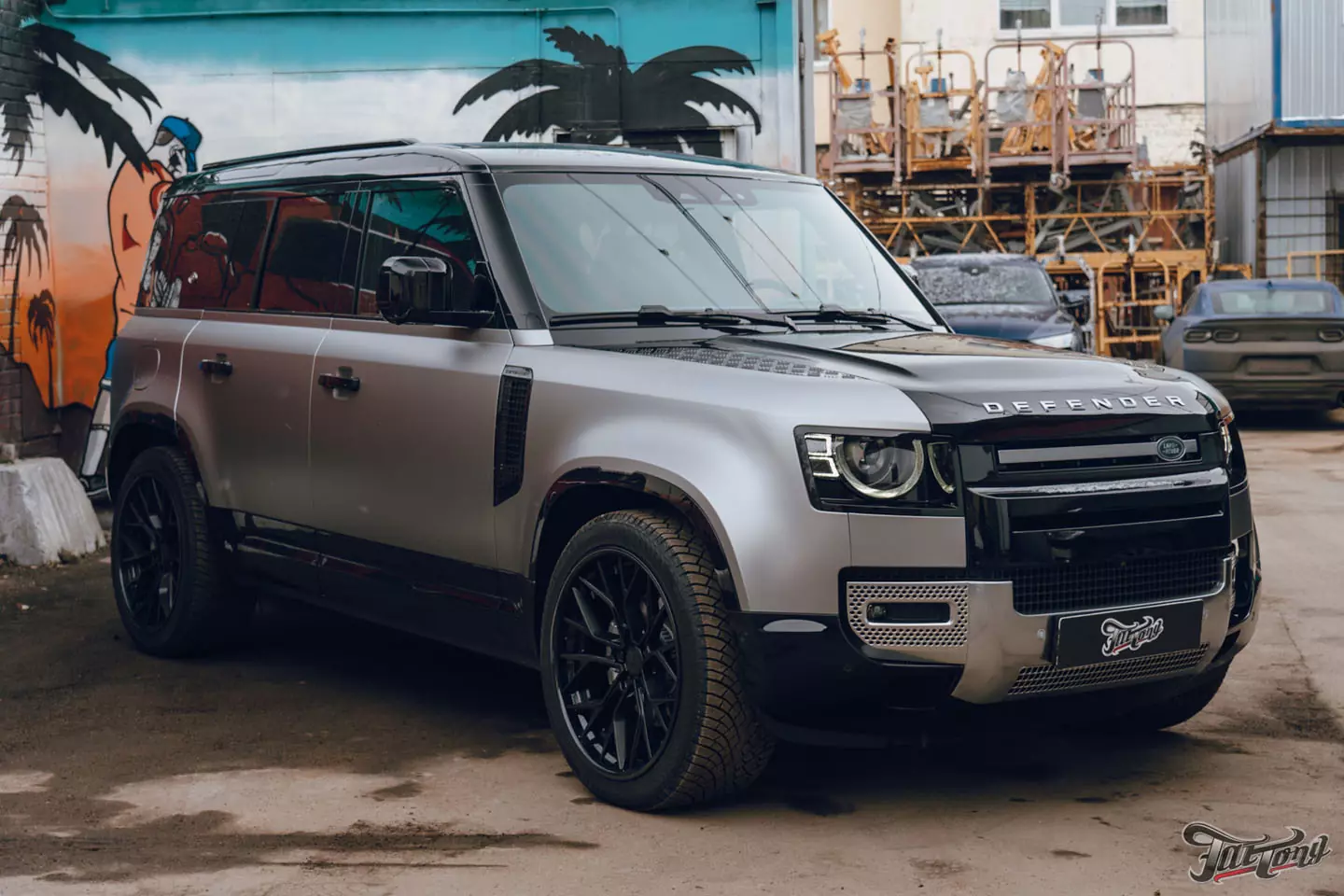Необычный дизайн для Land Rover Defender! Оклейка в черный глянец+серый мат. Шумоизоляция дверей и Шиномонтаж на вибростенде на стендах Hunter